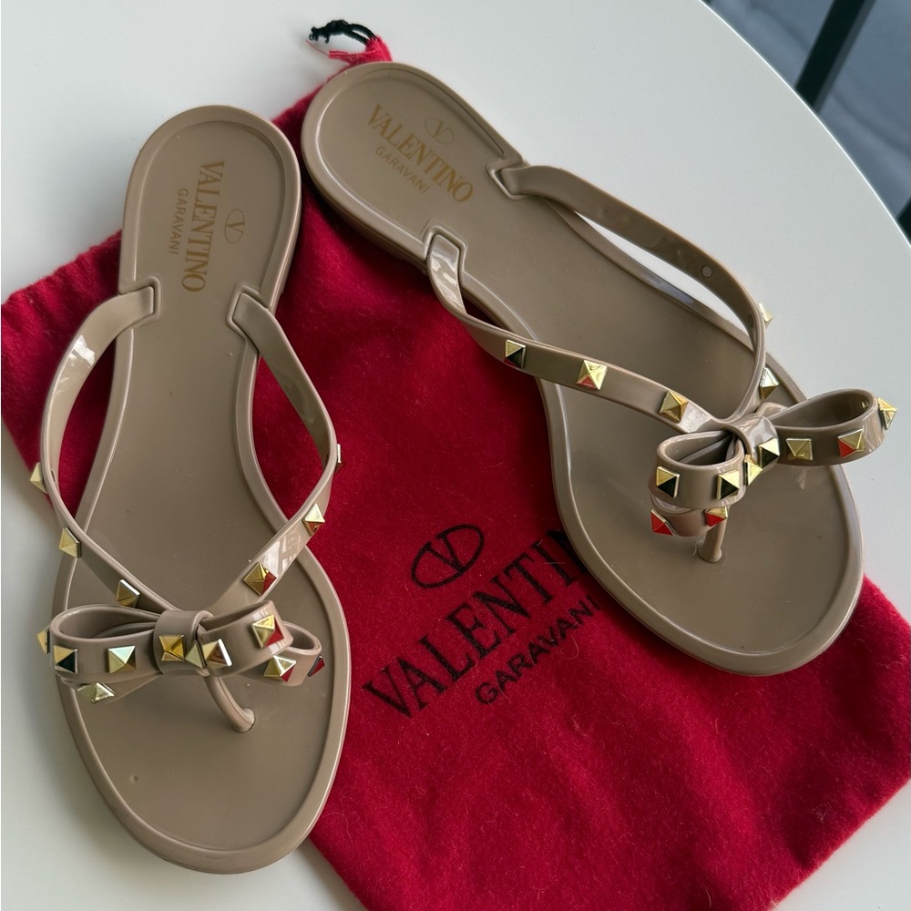 Valentino Garavani Tan Rockstud with Bow Sandals / Flip Flops